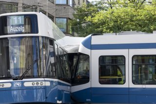 Une collision entre deux trams lundi à Zurich-Oerlikon a fait quatre blessés. KEYSTONE/ANDREAS BECKER